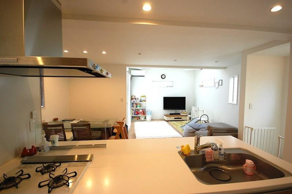 【築６年】大型車庫付き、吹抜けのＬＤＫ２２．５帖、延１００m<sup>2</sup>超 | 中古住宅・中古一戸建て物件情報