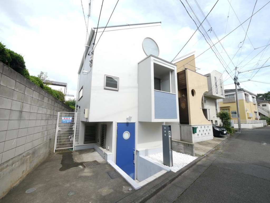 世田谷区松原3丁目の閑静な邸宅街のデザイナーズハウスです♪